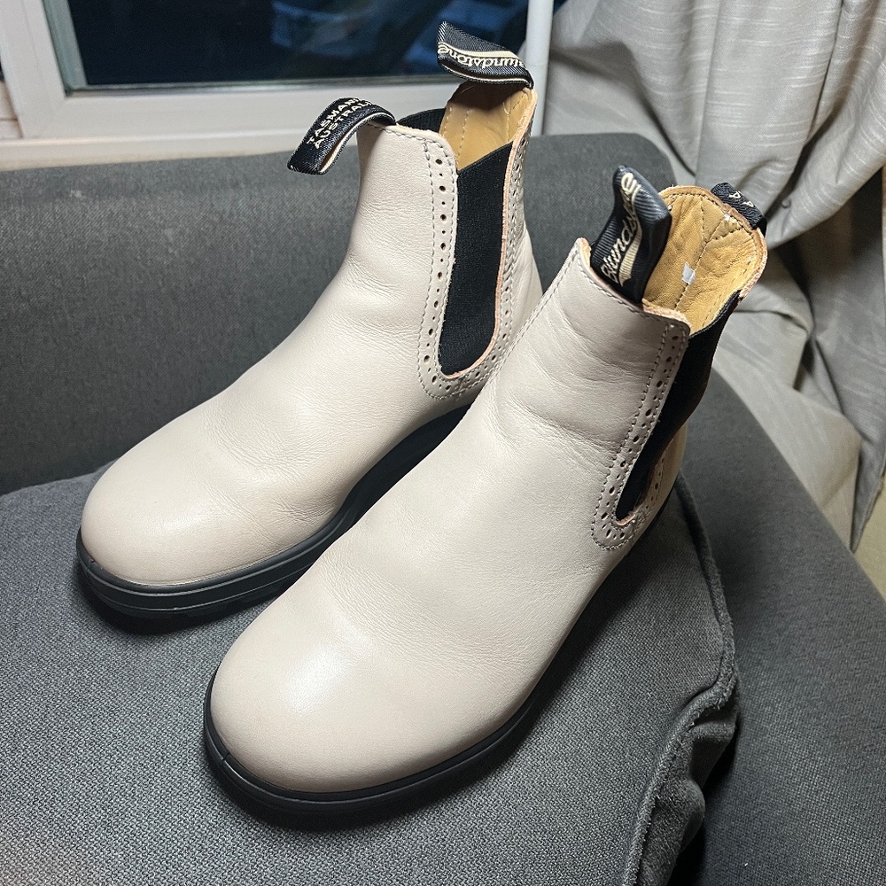 Blundstone hi top white Chelsea boots 6.5